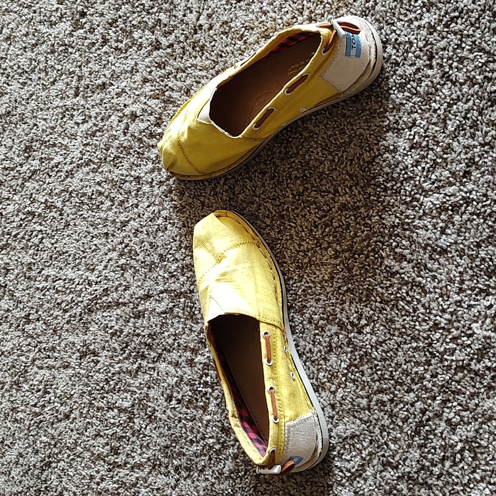 Women's like new TOMS yellow suede sinch shoes size 7.5